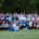 Etwa 50 Läuferinnen und Läufer unterschiedlichen Alters stehen erschöpft, aber glücklich vom Spendenlauf auf einer Wiese im Liebenzeller Kurpark. Für ein Gruppenfoto haben sie sich versammelt. Die Gruppe lächelt in die Kamera – dankbar und stolz, den Lauf erfolgreich geschafft zu haben.