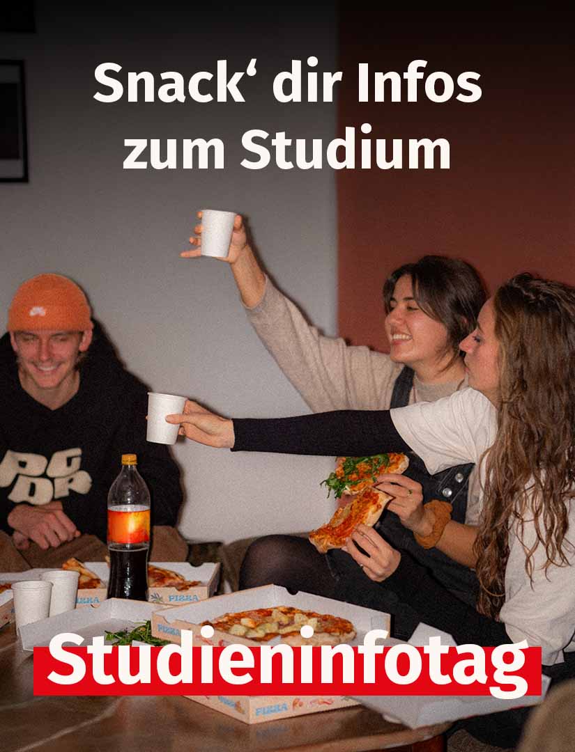 Drei Studierende sitzen gemeinsam, essen Pizza und stoßen mit Getränken an. Im Bild steht der Schriftzug ‚Snack' dir Infos zum Studium‘ sowie ‚Studieninfotag