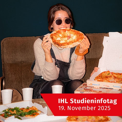 Eine Studentin beißt in eine ganze Pizza. Im Bild ist der Schriftzug ‚IHL Studieninfotag 19. November 2025‘ zu sehen.
