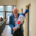 Rektor Volker Gäckle steht lächelnd mit einer Schultüte im Hochschulgebäude