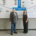 Dr. Friedemann Burkhardt steht gemeinsam mit einer Frau vor einer Wandgrafik an der Handong Global University in Südkorea. Auf der Grafik sind die Worte ‚Honesty, Integrity and Faith‘ zu lesen