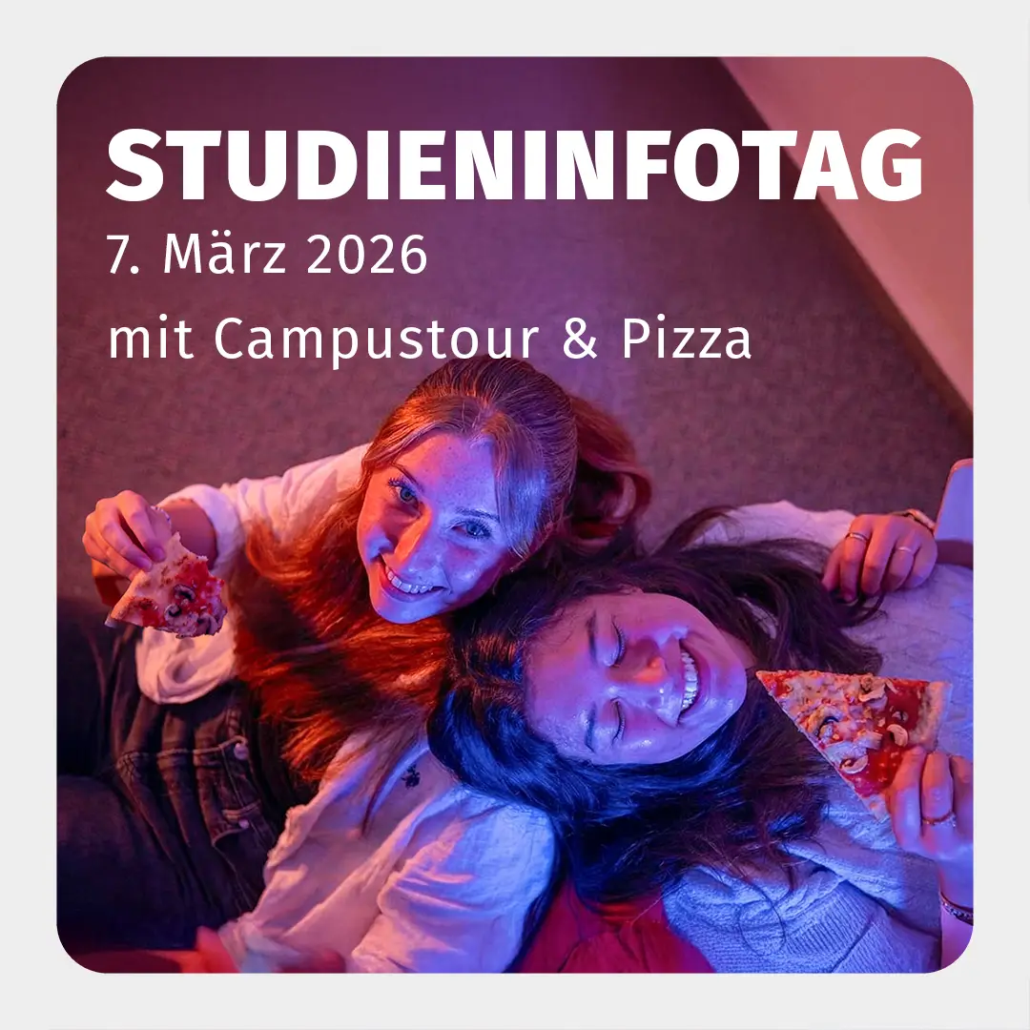 Zwei Studentinnen liegen auf einem Tisch im Vorlesungsraum mit jeweils einem Stück Pizza in der Hand. Das Bild enthält den Schriftzug Studieninfotag 7. März 2026 mit Campustour und Pizza